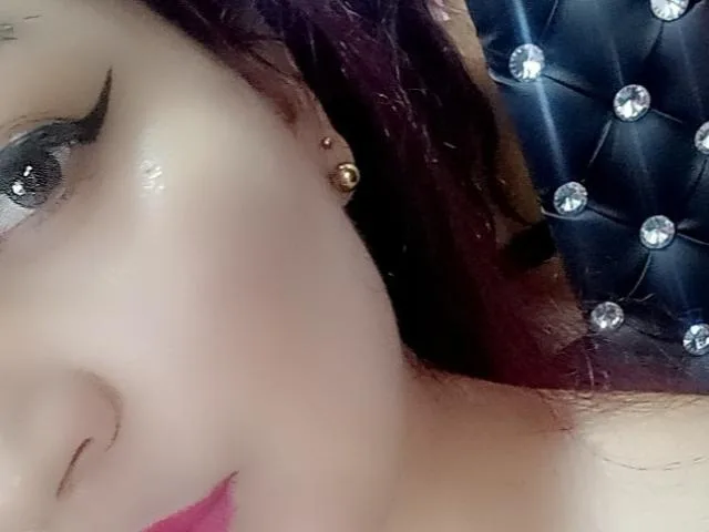 Camgirl CurvyScarlet en live webcam amateur