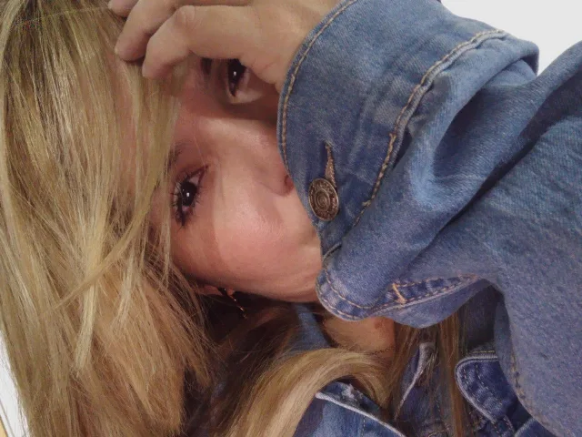 Camgirl Alemay en live webcam amateur