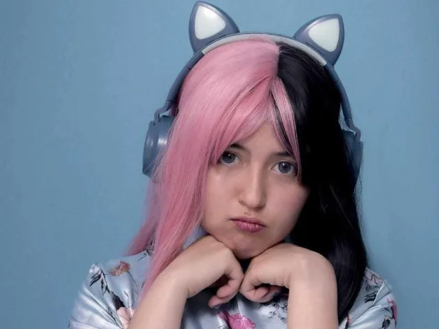 Camgirl Noshida en live webcam amateur
