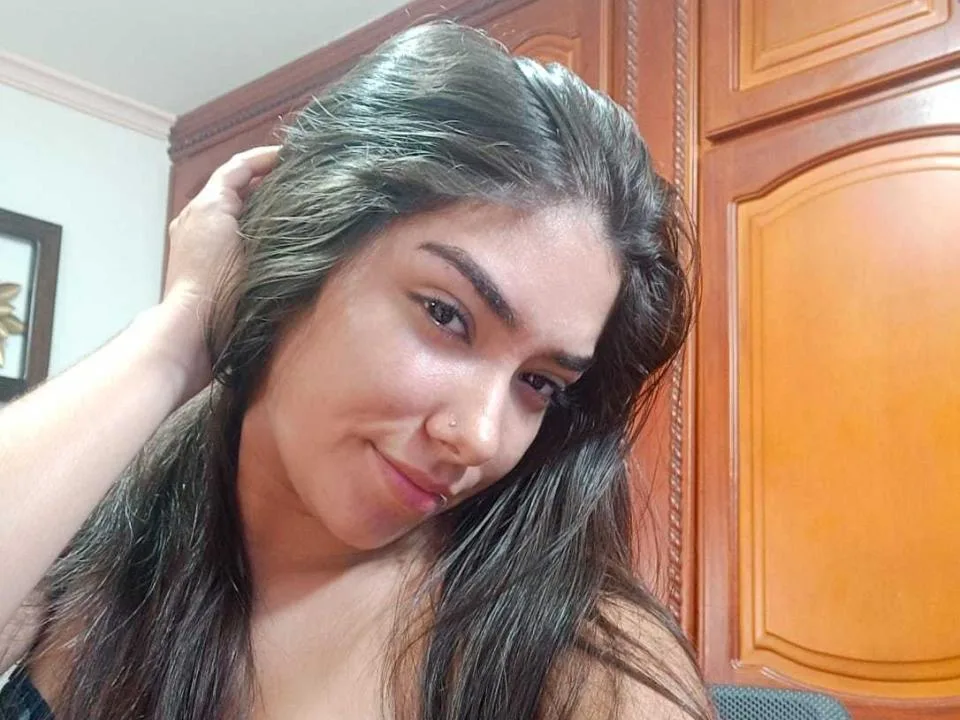 Camgirl SharonKlart en live webcam amateur sur Mustvideos