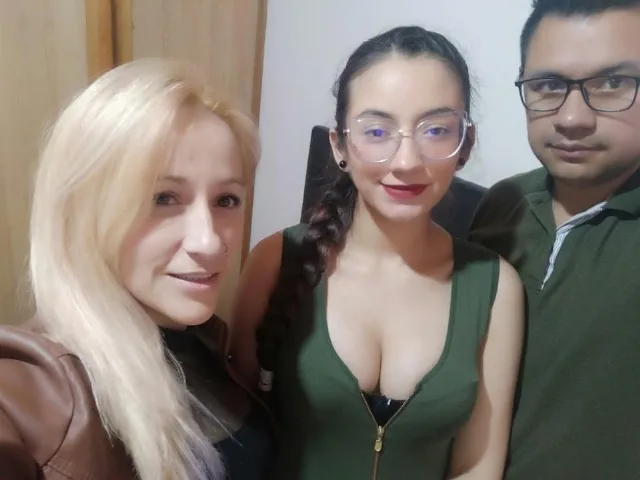 Camgirl ThreeSomeCole en live webcam amateur