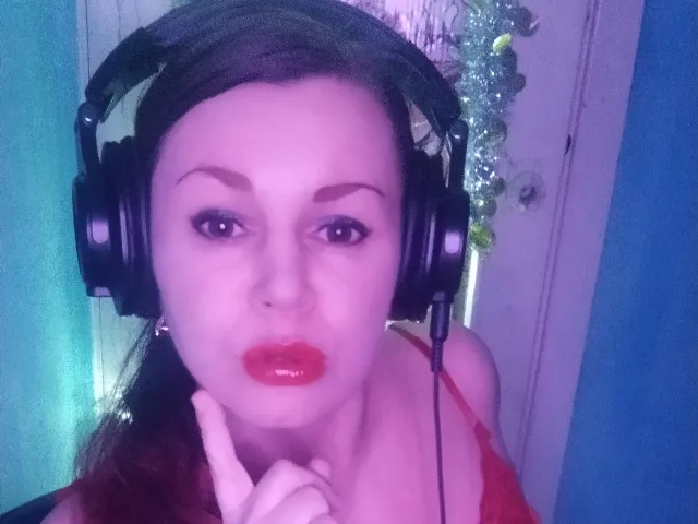 Camgirl ElladaRa en live webcam amateur