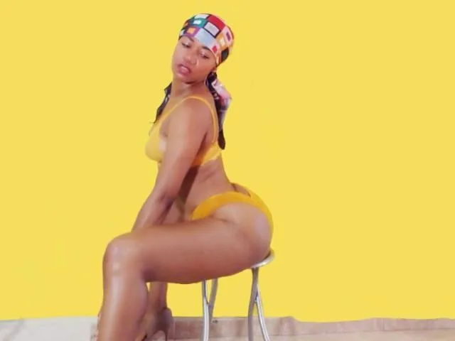 Camgirl YadaFire en live webcam amateur