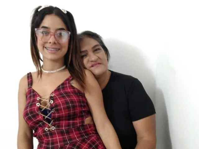 Camgirl AdaAndMara en live webcam amateur