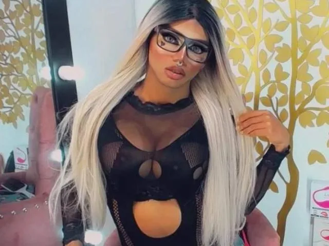 Camgirl PriestlyKira en live webcam amateur