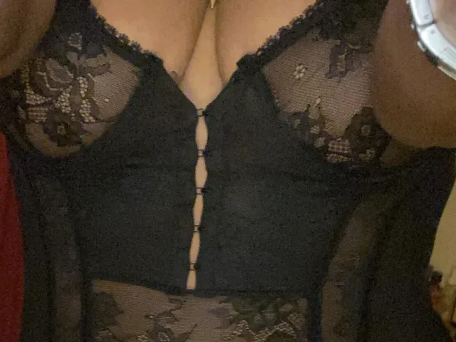 Camgirl Attirance en live webcam amateur
