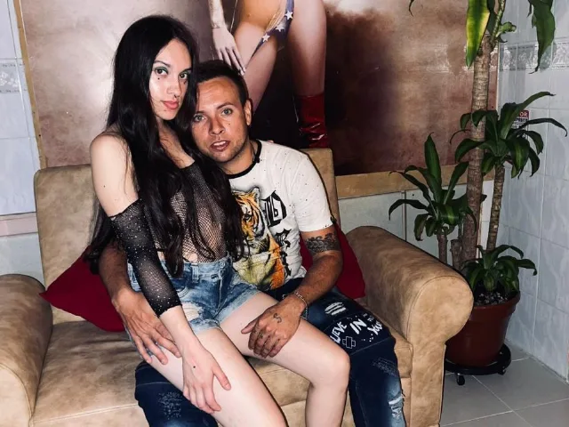 Camgirl SofiAndLogan en live webcam amateur