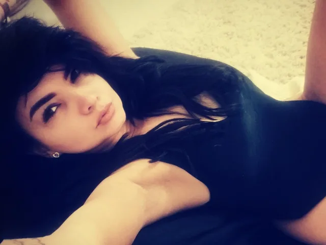 Camgirl DeaKnightly en live webcam amateur