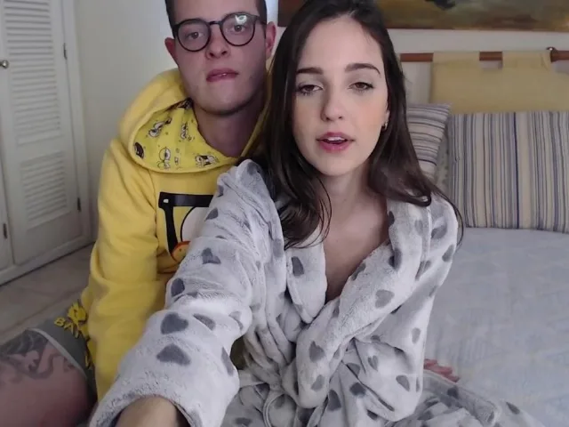 Camgirl CarinaAndAxel en live webcam amateur