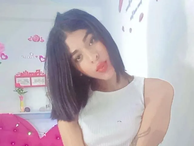 Camgirl HotPinkBrunette en live webcam amateur