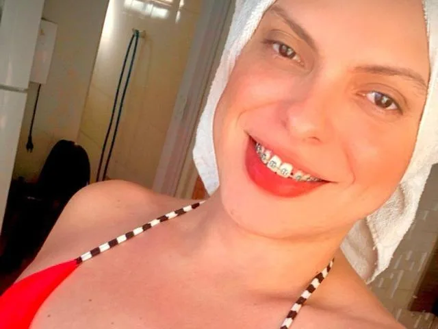 Camgirl UmaSozinha en live webcam amateur sur Mustvideos