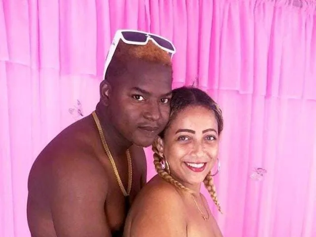 Camgirl CarlaYPepe en live webcam amateur