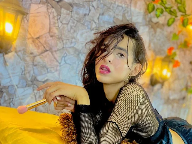 Camgirl IsaDanceI en live webcam amateur