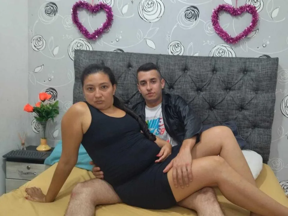 Camgirl MaxAndViolet en live webcam amateur sur Mustvideos