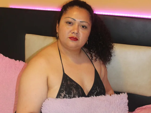 Camgirl AdelBrown en live webcam amateur