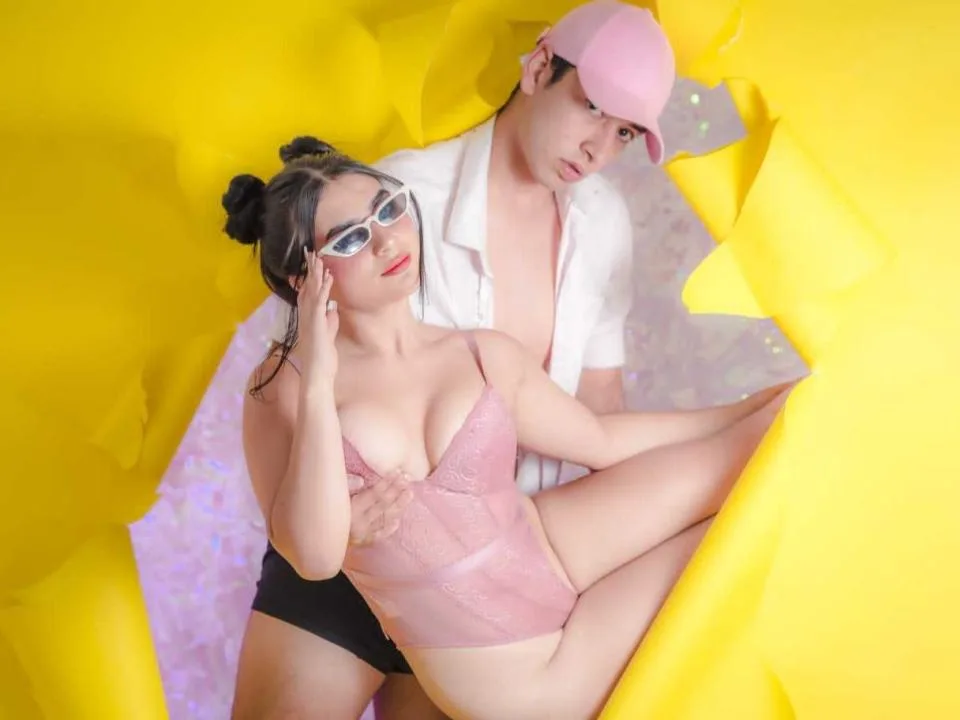 Camgirl EmyliAndAroonn en live webcam amateur