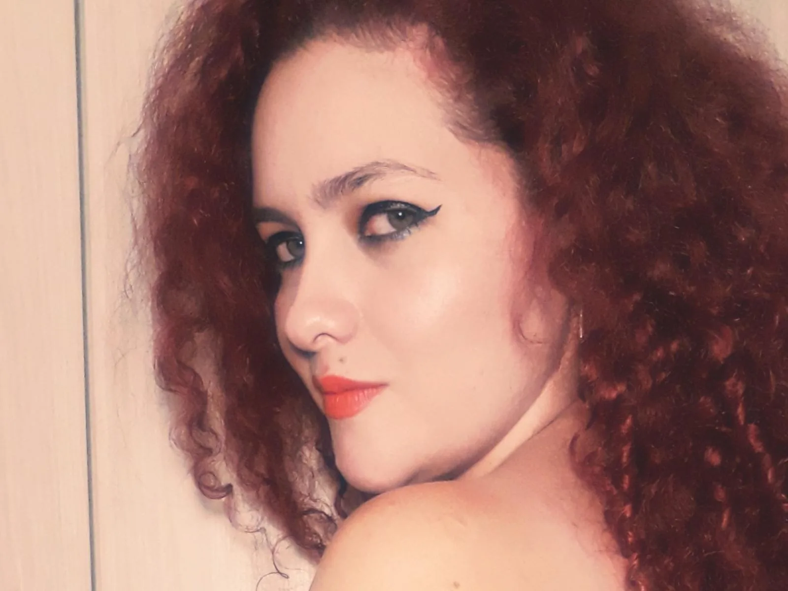 Camgirl GinebraNova en live webcam amateur sur Mustvideos