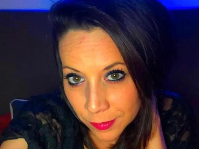 Camgirl MilyetDom en live webcam amateur