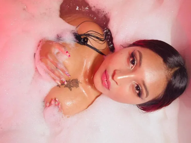 Camgirl NaiaCruz en live webcam amateur