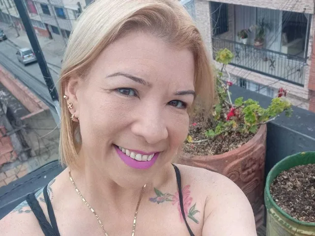 Camgirl ArtemisaPetrov en live webcam amateur