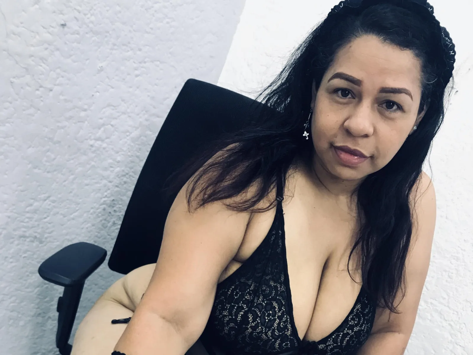 Camgirl AdaraRa en live webcam amateur sur Mustvideos