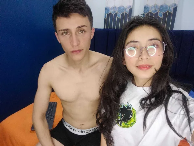 Camgirl CuteHotFetishes en live webcam amateur