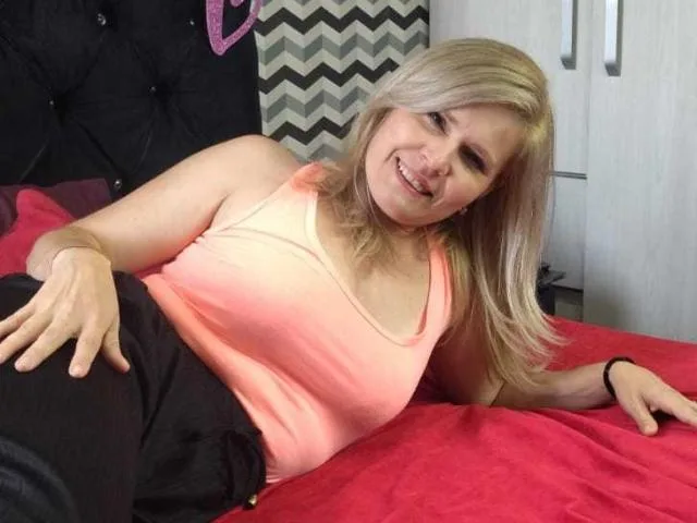 Camgirl TinaCharter en live webcam amateur