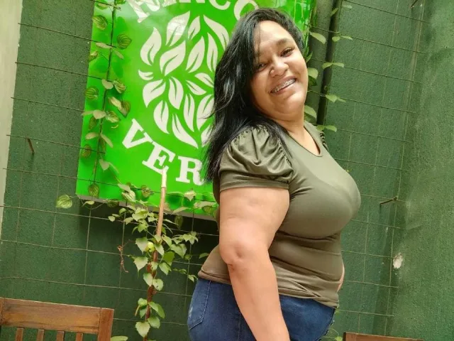 Camgirl DelleHot en live webcam amateur