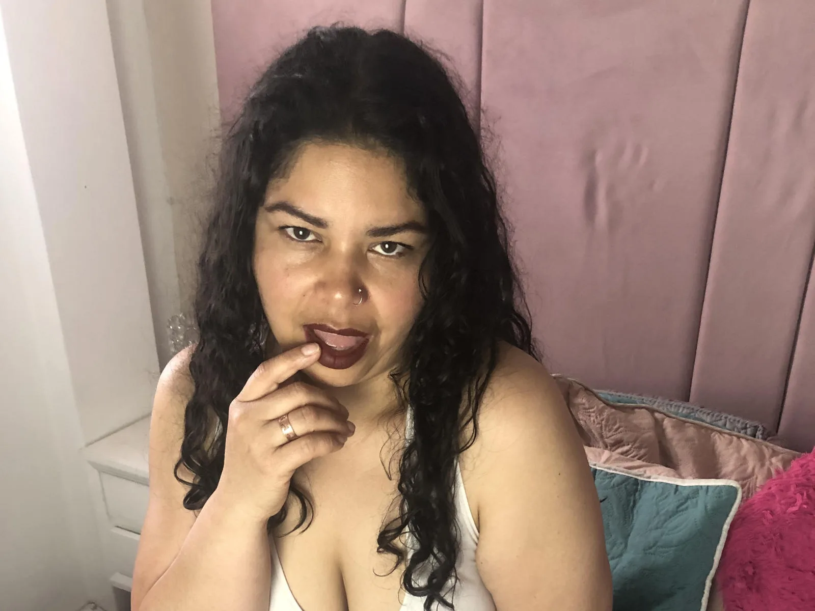 Camgirl MarianaCastillo en live webcam amateur sur Mustvideos