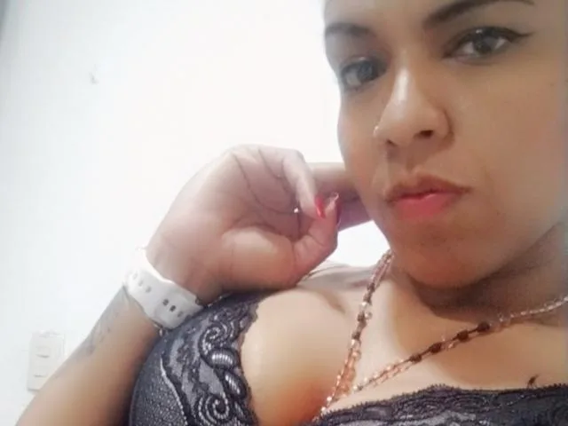 Camgirl BigHotAssX en live webcam amateur
