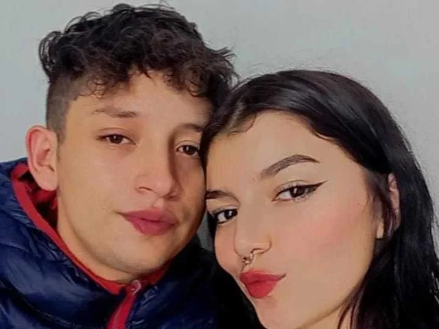 Camgirl AbbyAndCrhiss en live webcam amateur