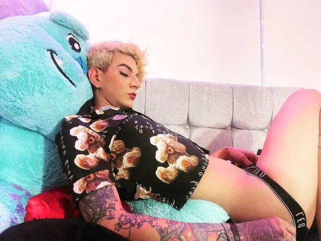 Camgirl DesirTS en live webcam amateur