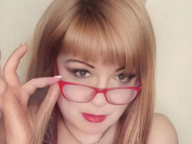 Camgirl YourLinia en live webcam amateur