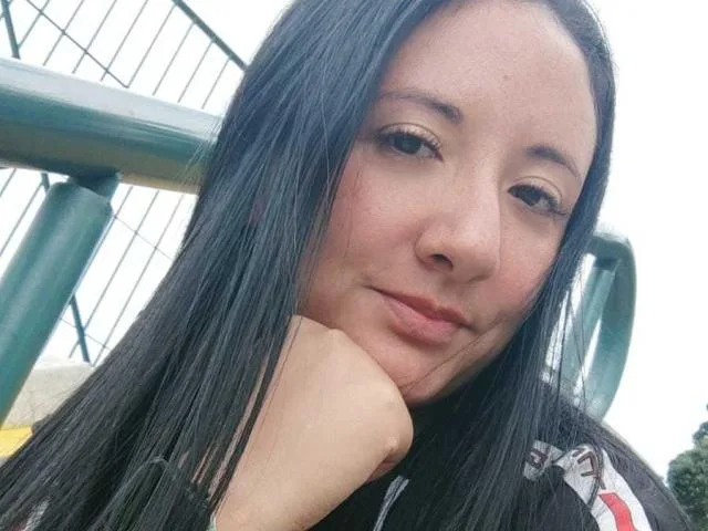 Camgirl CarlaPervertedAnal en live webcam amateur