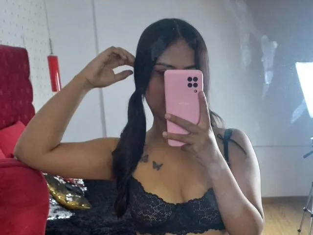 Camgirl MyaaTyler en live webcam amateur