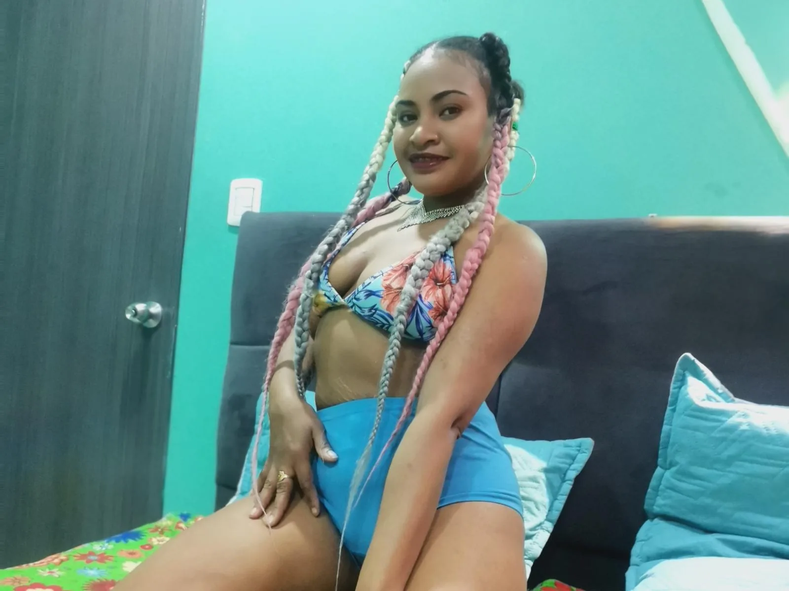Camgirl MorenitaDance en live webcam amateur sur Mustvideos