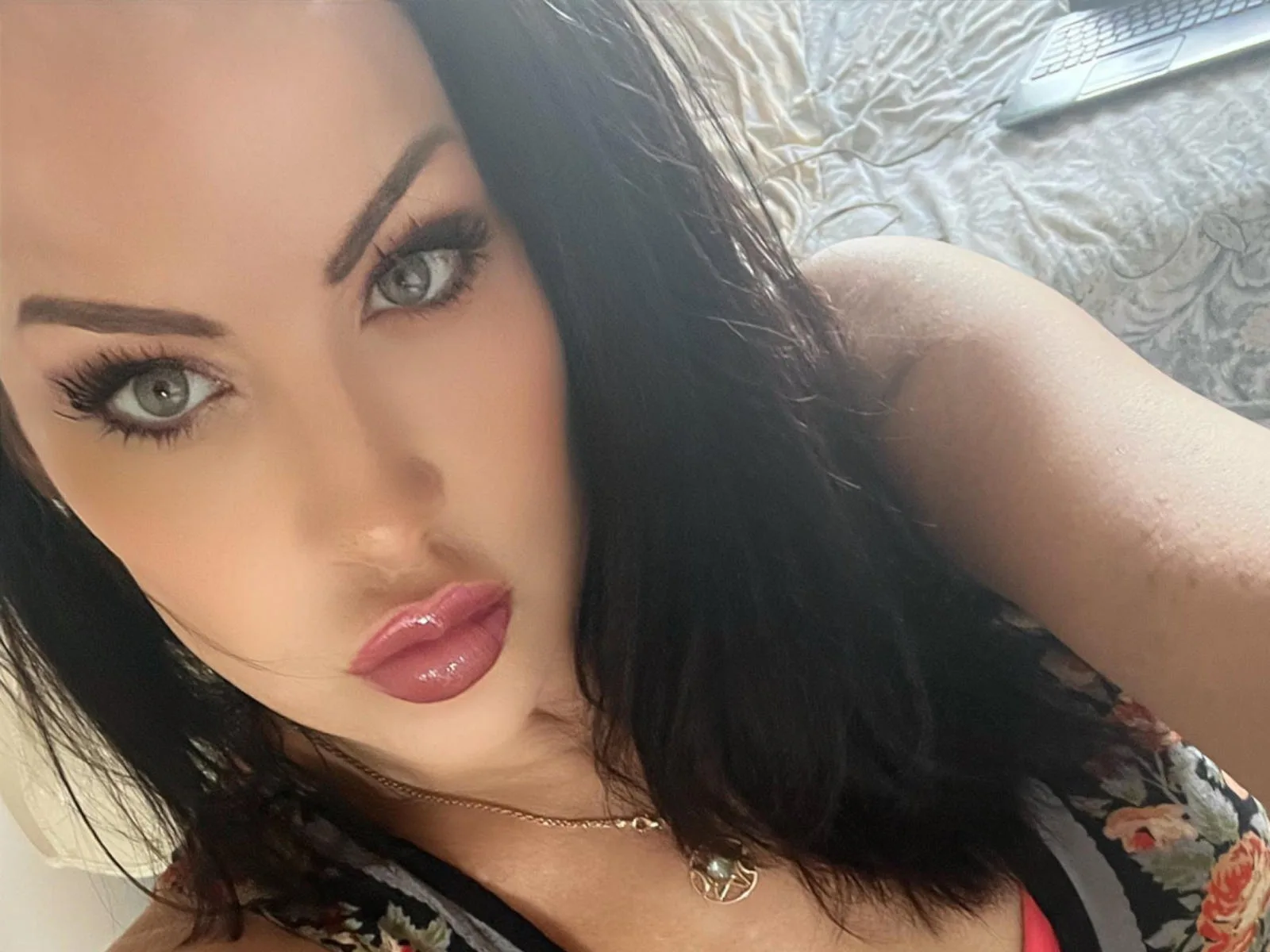 Camgirl CarmenLuv en live webcam amateur sur Mustvideos
