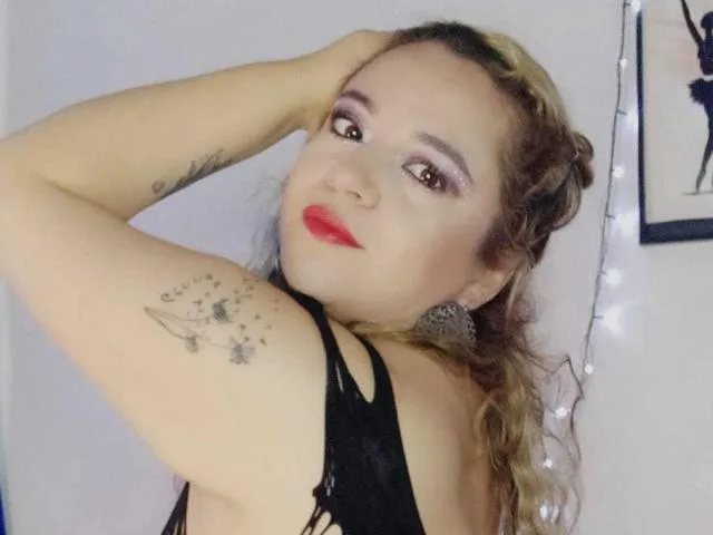 Camgirl NaugthyCurvy en live webcam amateur