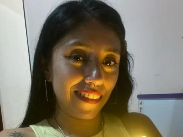 Camgirl WandaLatin en live webcam amateur