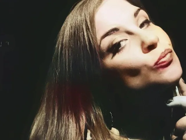 Camgirl AliceCroft en live webcam amateur