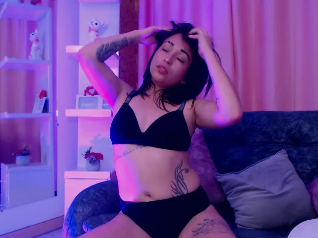 Camgirl GiamJs en live webcam amateur