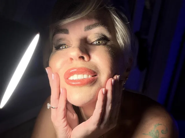 Camgirl HotSia en live webcam amateur