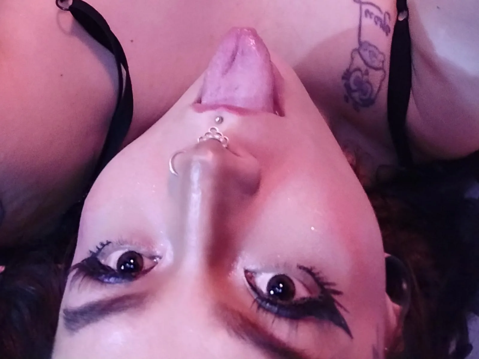 Camgirl KittieLove69 en live webcam amateur sur Mustvideos