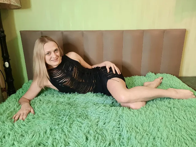 Camgirl KiraHarra en live webcam amateur