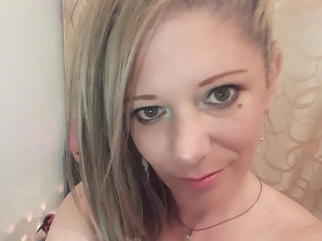 Camgirl SecretTemptationX en live webcam amateur