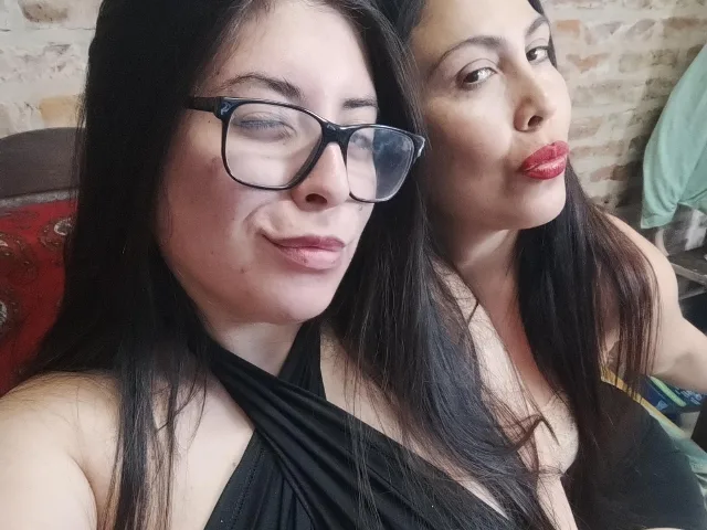 Camgirl EmilyAndAlison en live webcam amateur