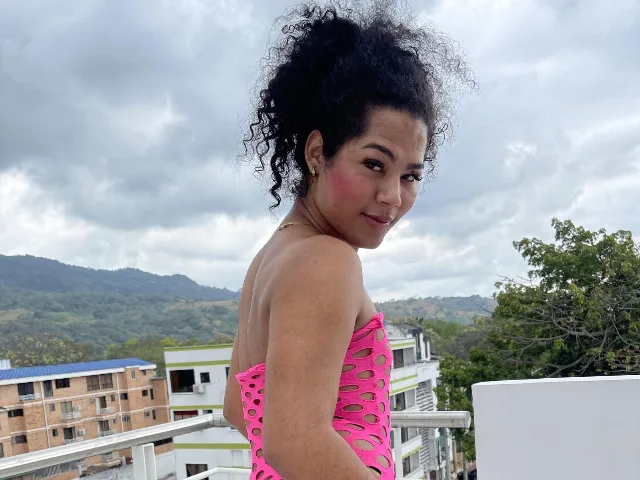 Camgirl TifannyHotTrans en live webcam amateur