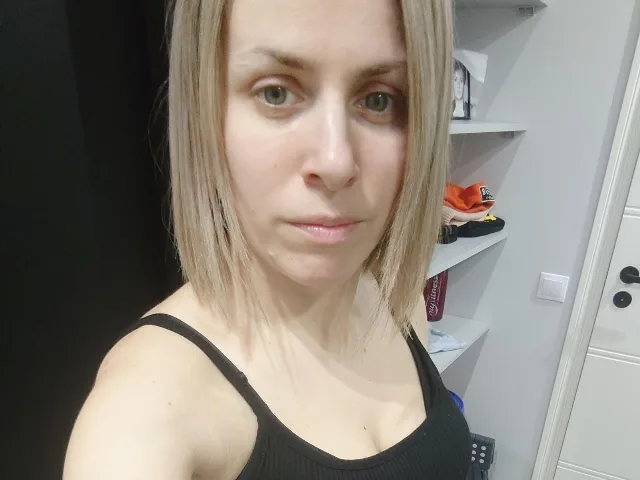 Camgirl Riuna en live webcam amateur