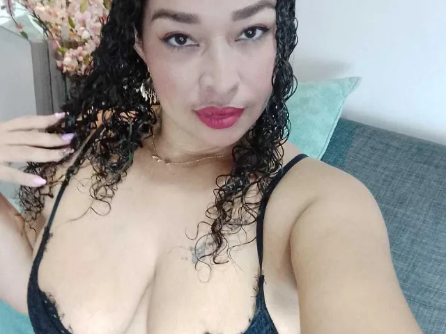 Camgirl BigCinnamon en live webcam amateur