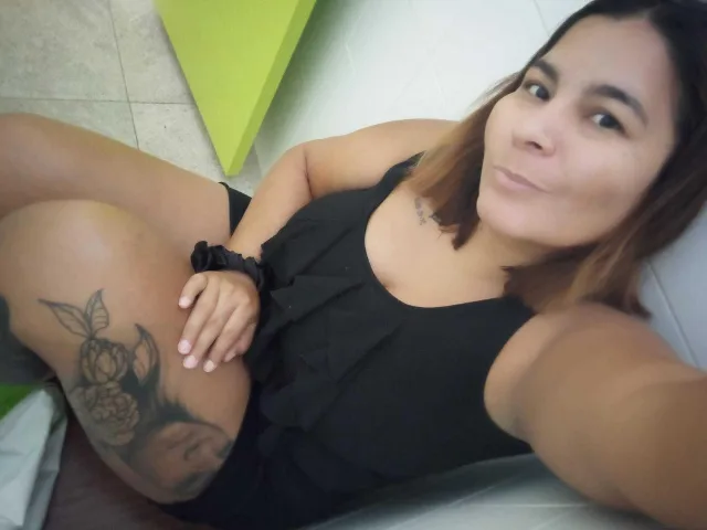 Camgirl LouiseSexBigBoobs en live webcam amateur
